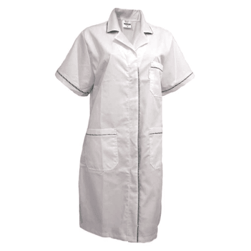 Bata senhora abertura frontal c/botão ou mola e lapela de proteção, meia manga, decoração em popeline, um bolso superior e dois inferiores.