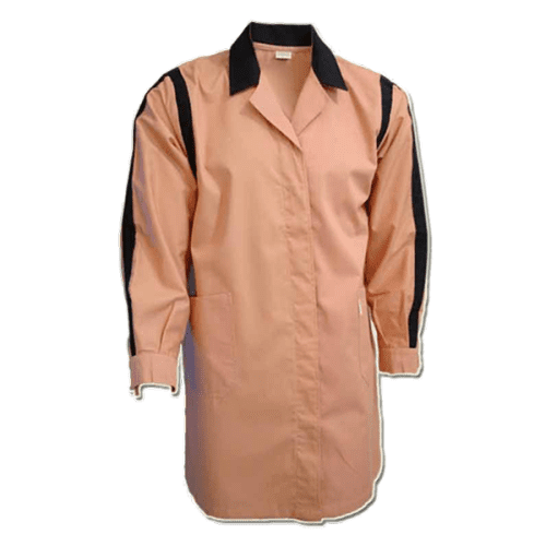 Bata abertura frontal c/mola ou botão e lapela de proteção, manga comprida, faixa decorativa circular nos ombros, na junção c/as mangas, fole expansão nas costas em 2ª cor, faixa longitudinal decorativa nos braços, decoração em 2ª cor, dois bolsos inferiores, dois ilhós respiração em cada axila.