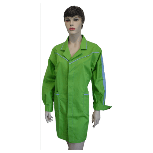 Bata abertura frontal c/mola ou botão e lapela de proteção, manga comprida, cabeção frontal avivado, fole expansão nas costas em 2ª cor, faixa longitudinal decorativa nos braços, pesponto e decoração em 2ª cor, dois bolsos inferiores, dois ilhós respiração em cada axila.